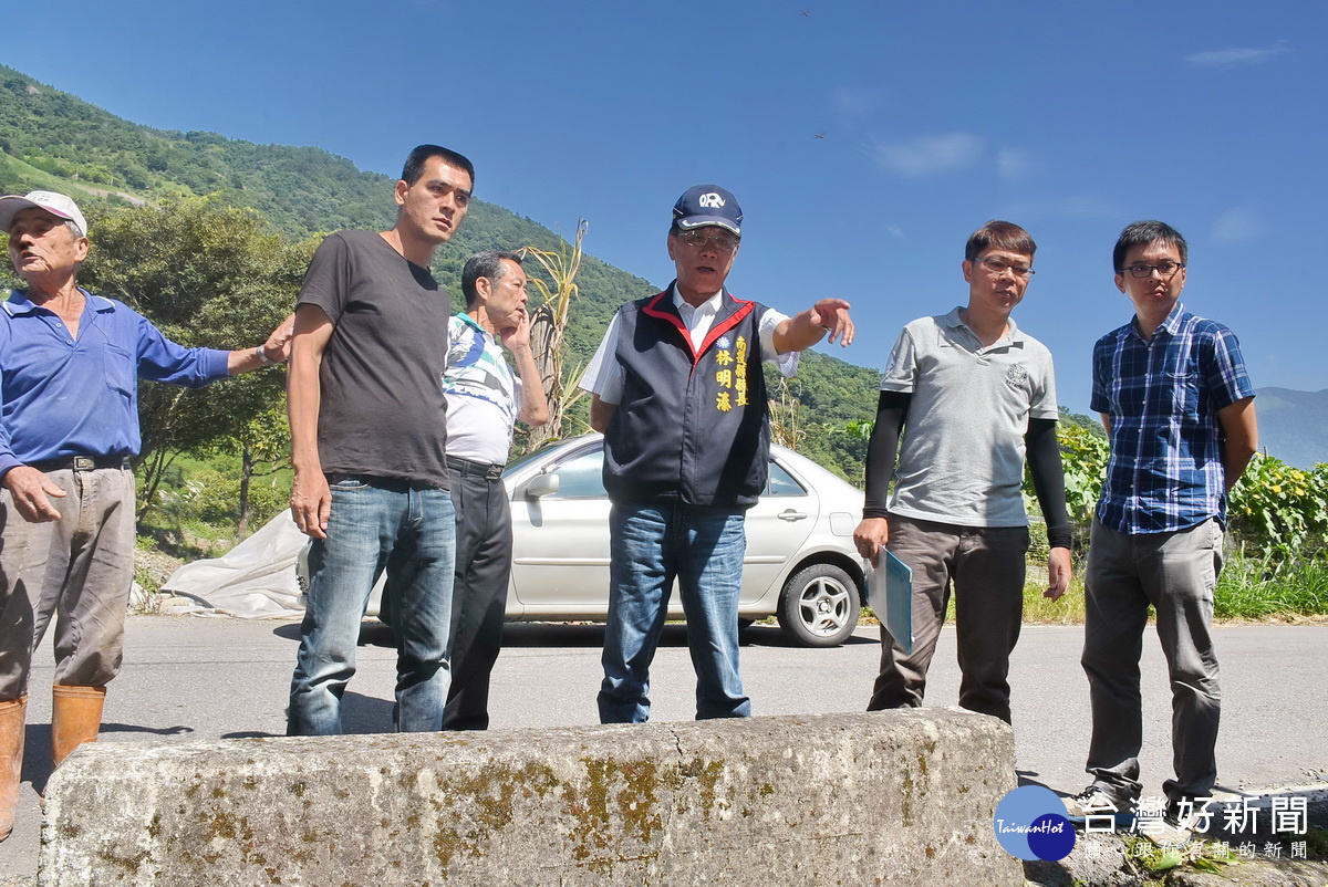 林明溱全縣跑透透會勘道路水圳坡地農路需整修加強都指示從速辦理。(記者扶小萍攝)