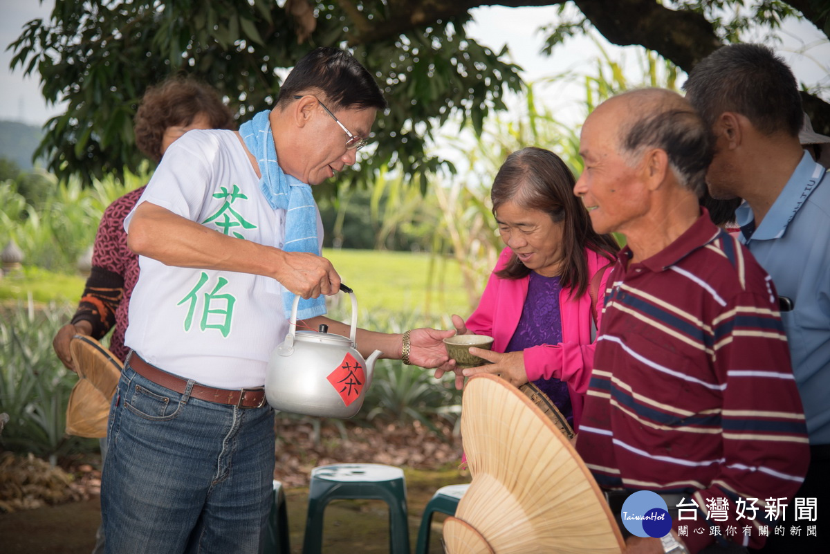 林明溱也化身茶伯宣傳南投好茶。（ 縣府提供）