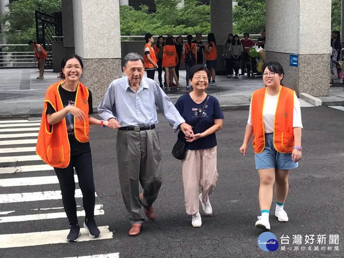 外公外婆陪著孫兒入住學生宿舍