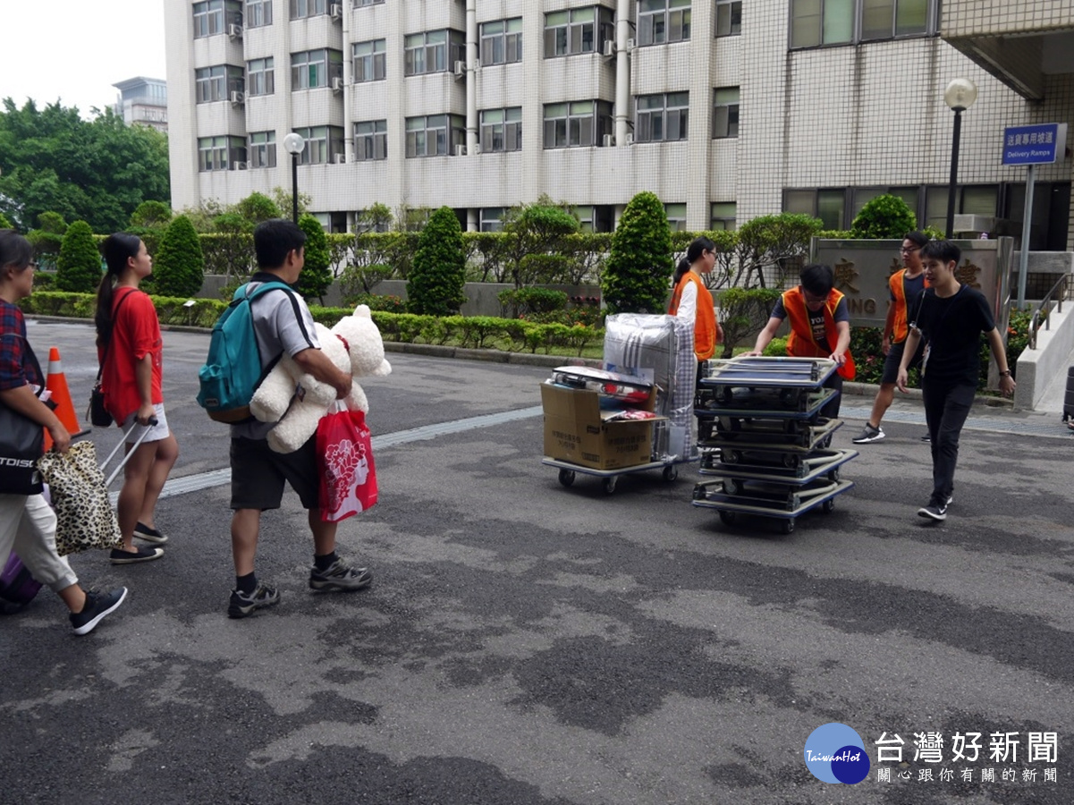 學生志工協助搬運行李至宿舍