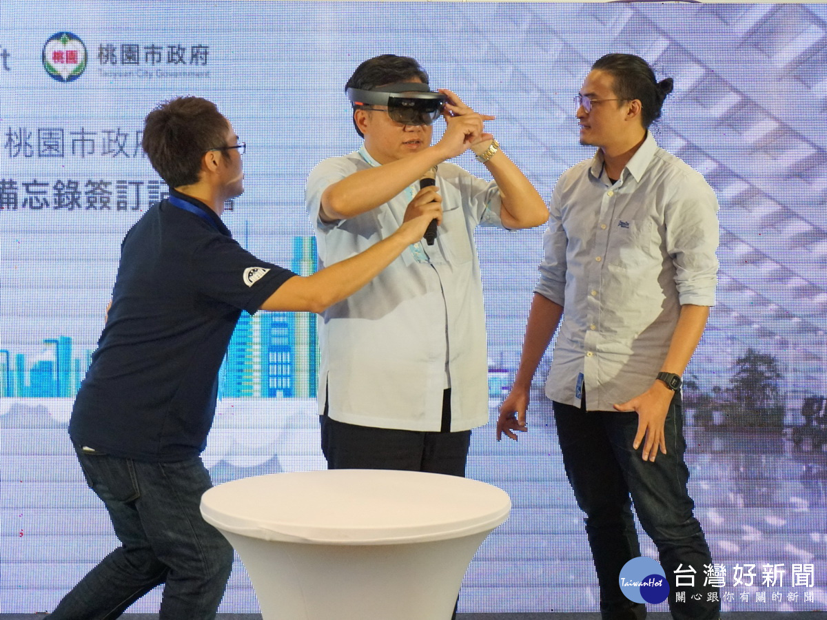 桃園市長鄭文燦在合作備忘錄簽署記者會中親自操作AR虛擬實境測試。