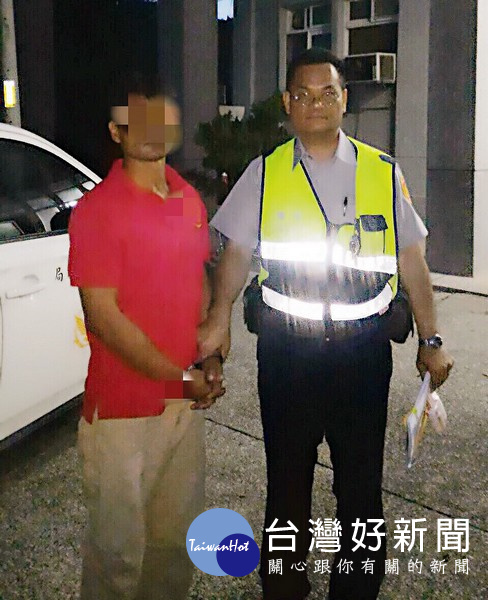 男子見到巡邏車隨即轉身逃離，引起警方懷疑趨前盤查，果然起獲毒品現逮。（記者陳昭宗拍攝）