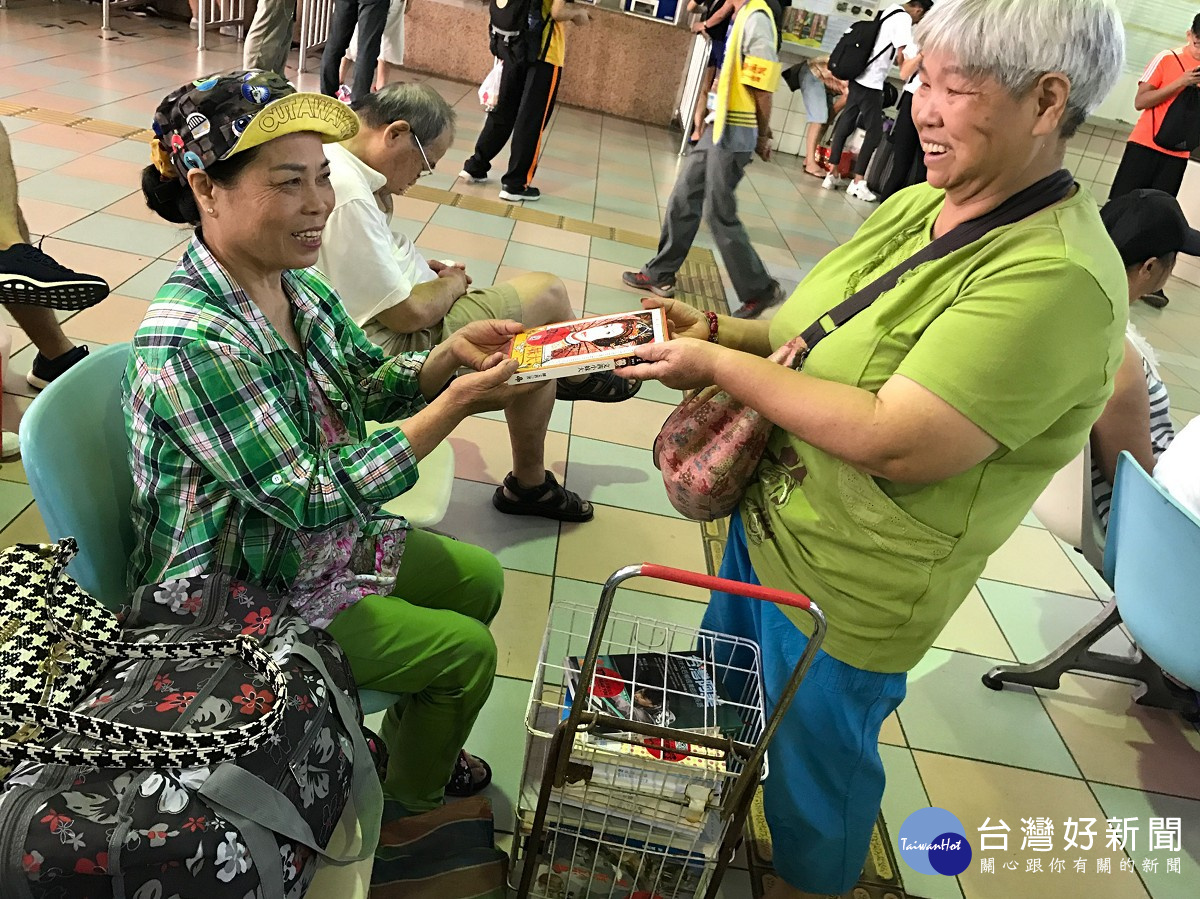 年近七旬的黃素娥阿嬤，為了讓大家可以享受閱讀的樂趣，常常在買完菜後，便推著裝滿書的菜籃車到火車站，提供旅客閱讀，二年來已「漂」了超過上千本書-ok