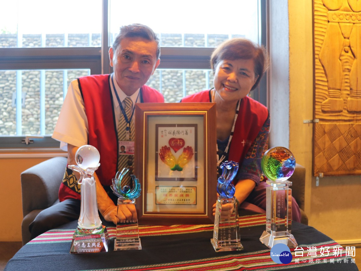 蔡勝進和鄭碧珠夫妻自十三行創館以來，一直擔任志工至今，熱心服務更獲獎無數。