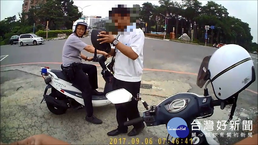 學生上學途中車子破胎　暖警協助載送上學