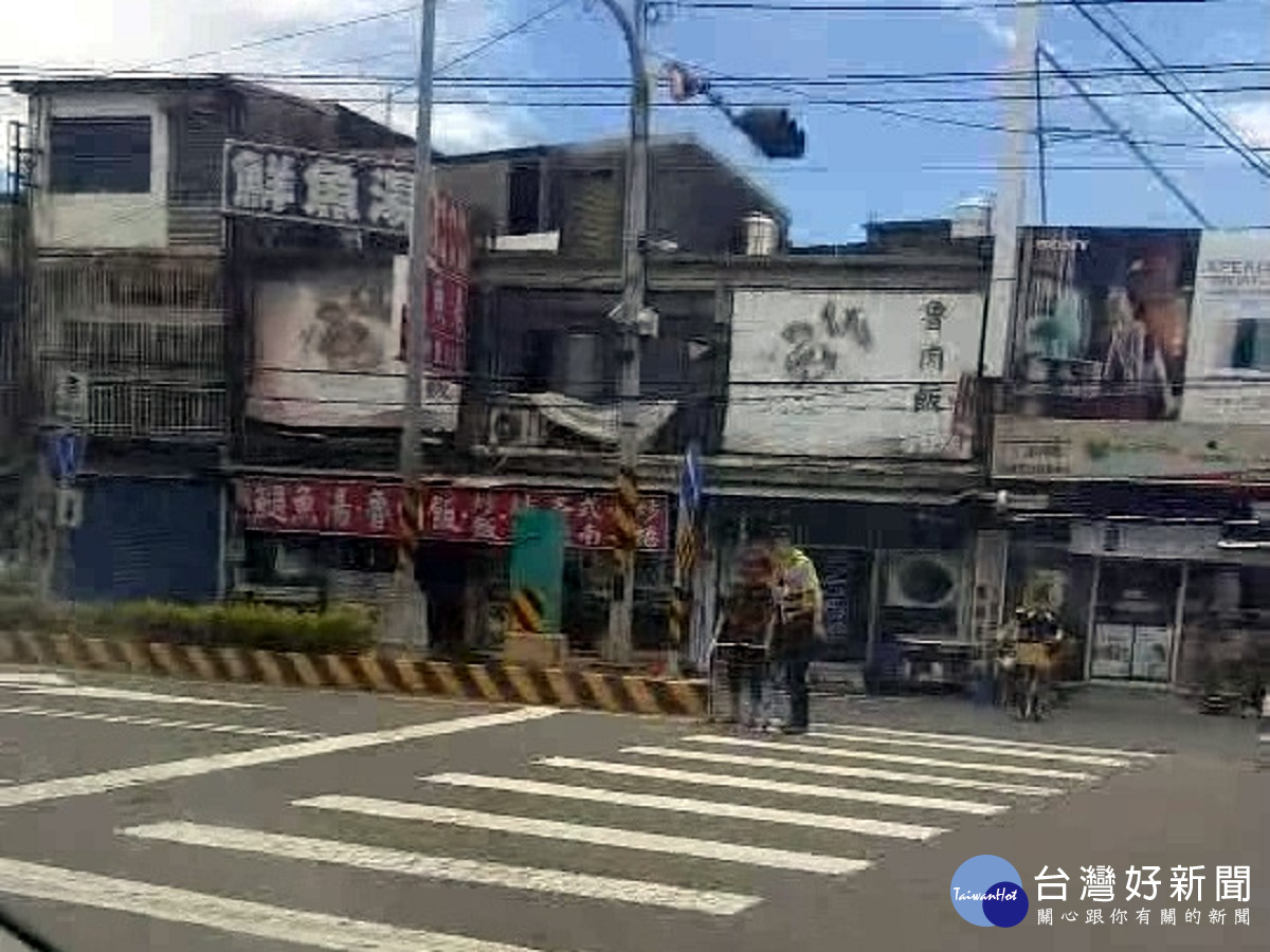 老婦人行動不便欲過馬路　警方及時伸出援手協助