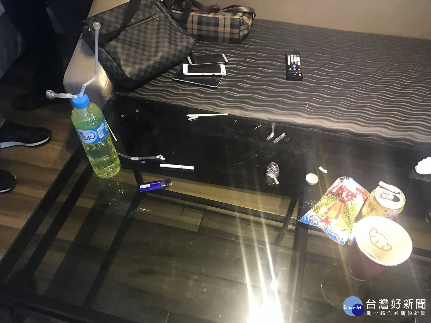 警方在床邊發現1組毒品吸食器。 