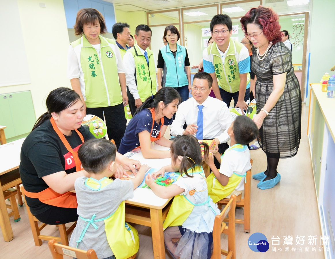 2寶貝成長家園開幕典禮-縣長與學童互動