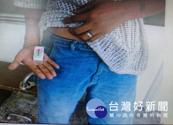彭男遇警心虛,以為遭警盯上,主動將口袋內的2小包安非他命交付員警。(記者陳昭宗拍攝)