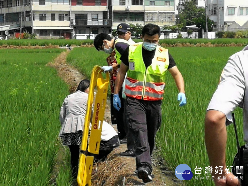 迷失老翁險熱暈田埂上　巡邏警發現立即協助送醫