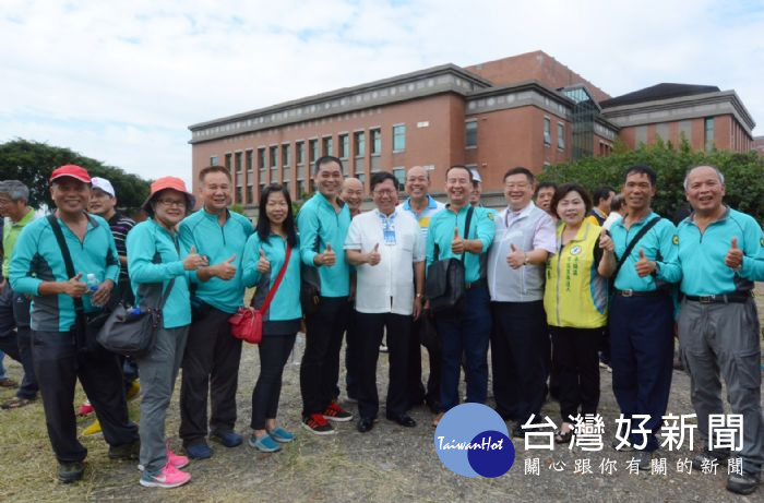 桃園市長鄭文燦勘查平鎮高中世大運組裝式游泳池移置安裝地點。 