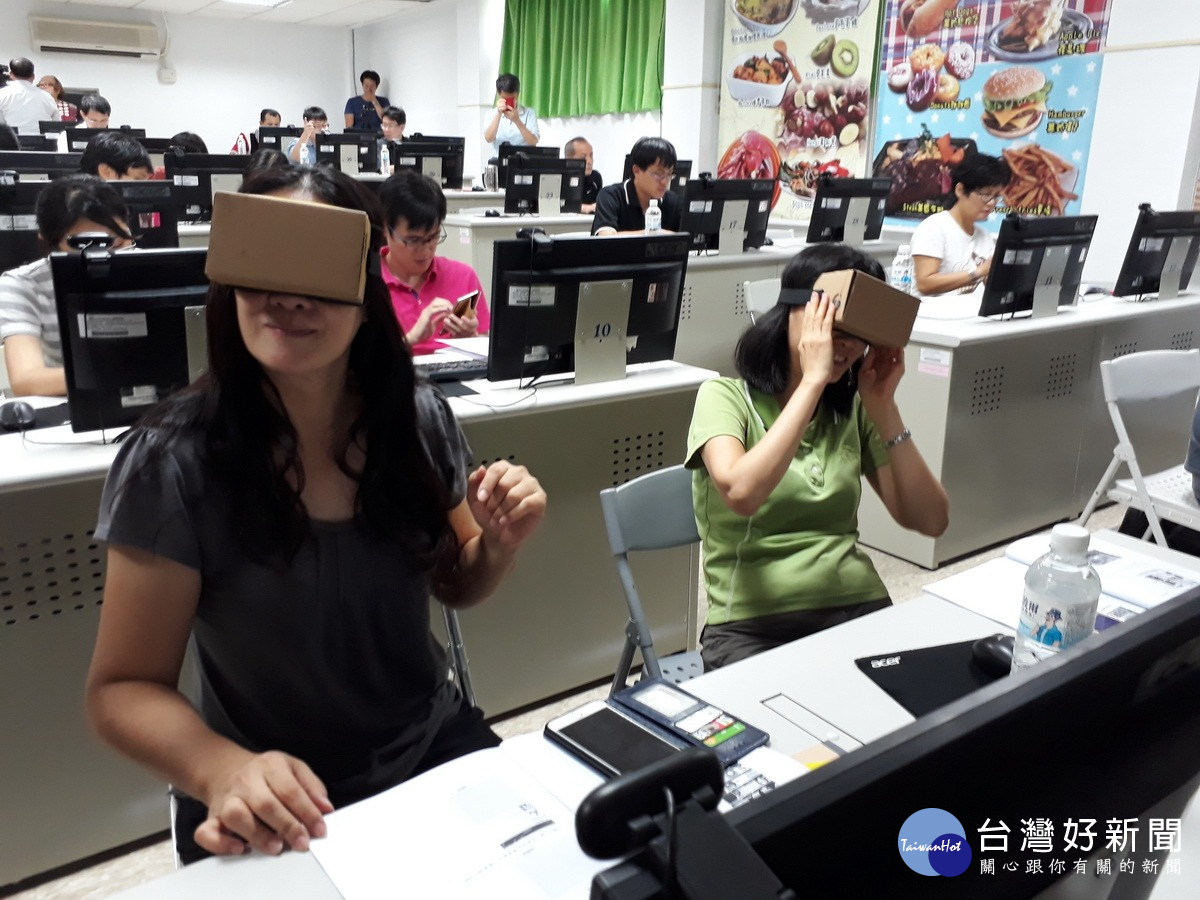 水里商工辦理AR.VR虛擬實境融入教學推廣,教師帶著自製虛擬實境眼鏡觀賞情景。