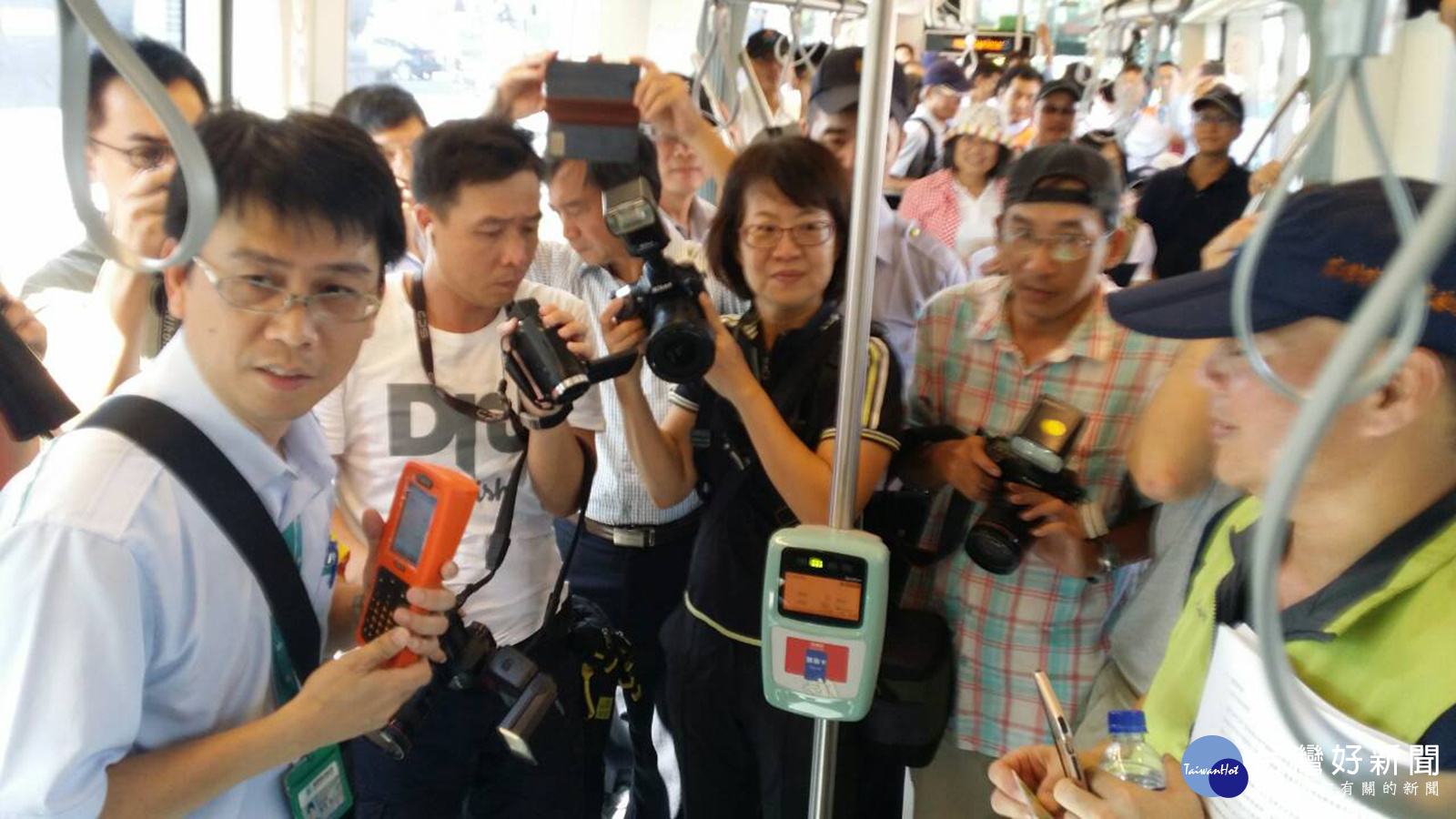 交通部完成履勘輕軌第一階段最後路段C12-C14站, 預計9月底全線通車。(圖/記者何沛霖攝)