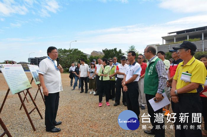 桃園市長鄭文燦前往大園高中，勘查大園高中世大運組裝式游泳池移置安裝地點。