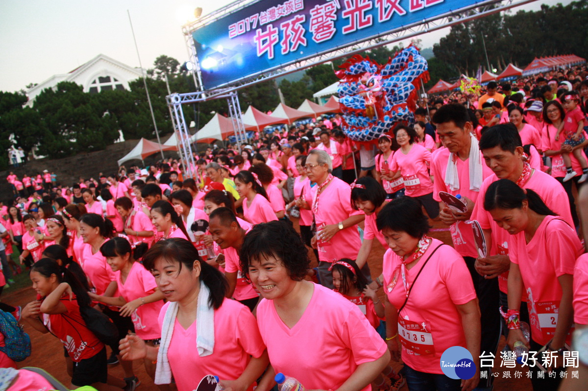 3千餘男士女孩開跑場面壯觀又熱鬧。（記者扶小萍攝）