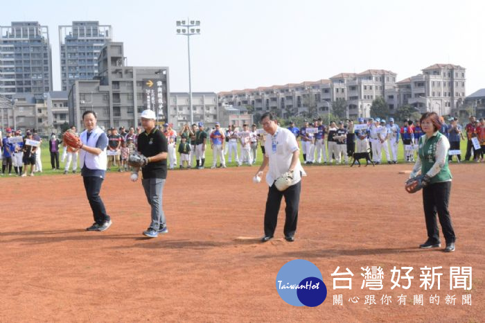 桃園市長鄭文燦出席「及時行善、用愛守護公益園遊會暨公益盃慢速壘球邀請賽」。