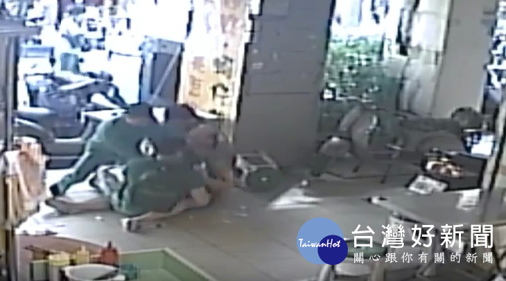 警方說,適逢陸軍專科學校李姓學生,加入圍捕行列及壓制犯嫌,三人合力把通緝犯壓制在地。