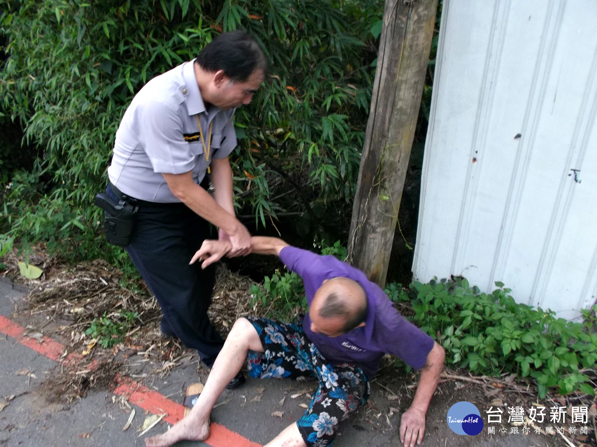 精神恍惚男子跌坐路旁水溝 龍潭暖警即刻救援助返家