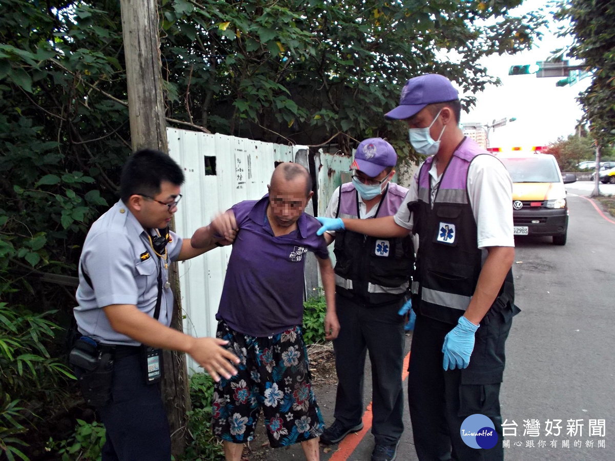 精神恍惚男子跌坐路旁水溝 龍潭暖警即刻救援助返家