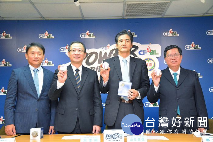桃園市長鄭文燦出席「亞冠熱身賽台日桃園爭霸戰Power Series 2017」賽前記者會。