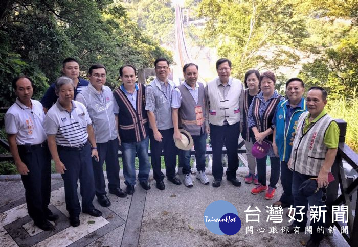 市長鄭文燦視察溪口吊橋,對整個進度表示滿意。(圖/記者陳寶印攝)