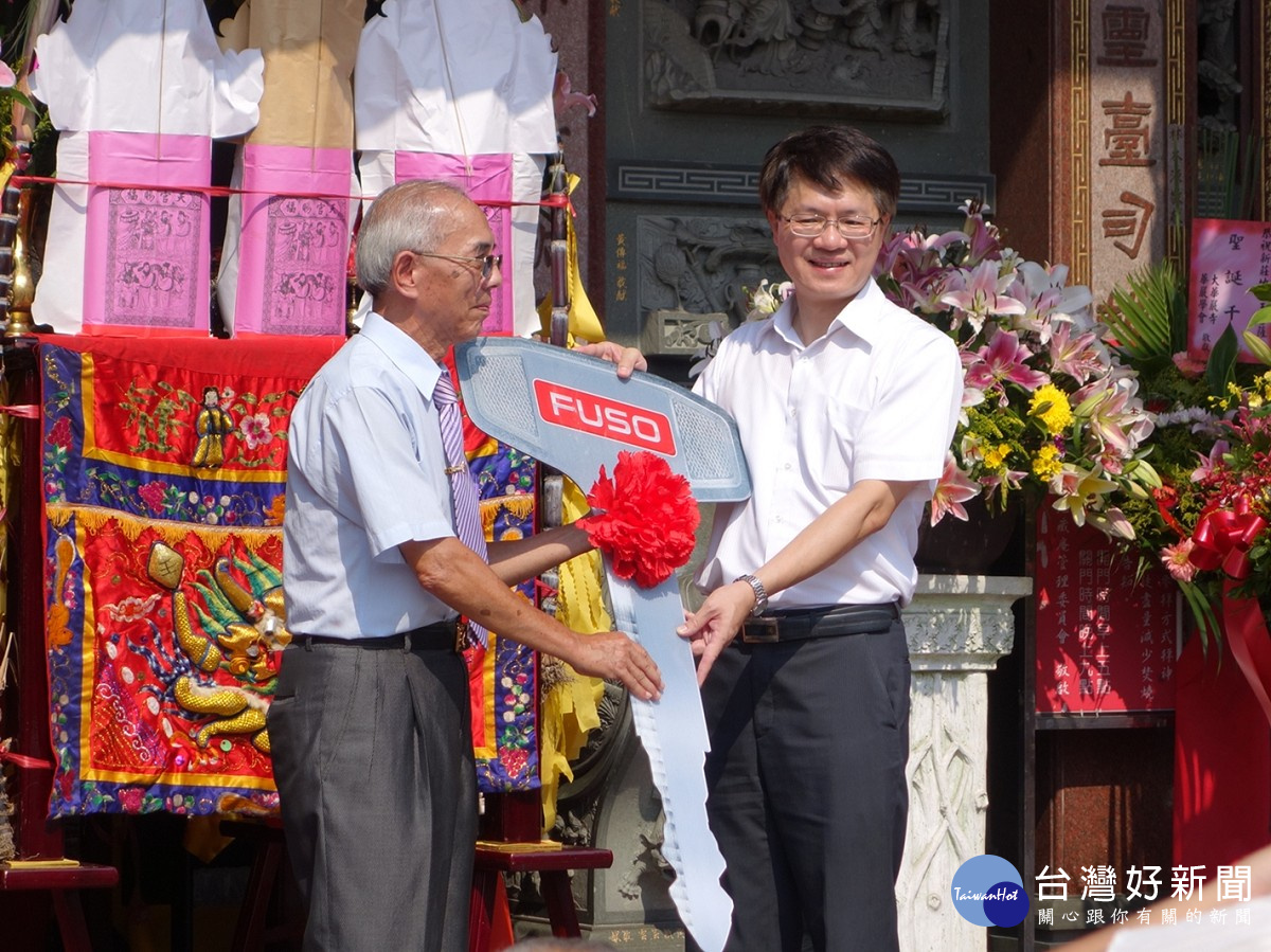 左：新莊地藏庵林俊德主委，代表贈醫療車給衛福部臺北醫院，右：徐錦池院長代表受贈