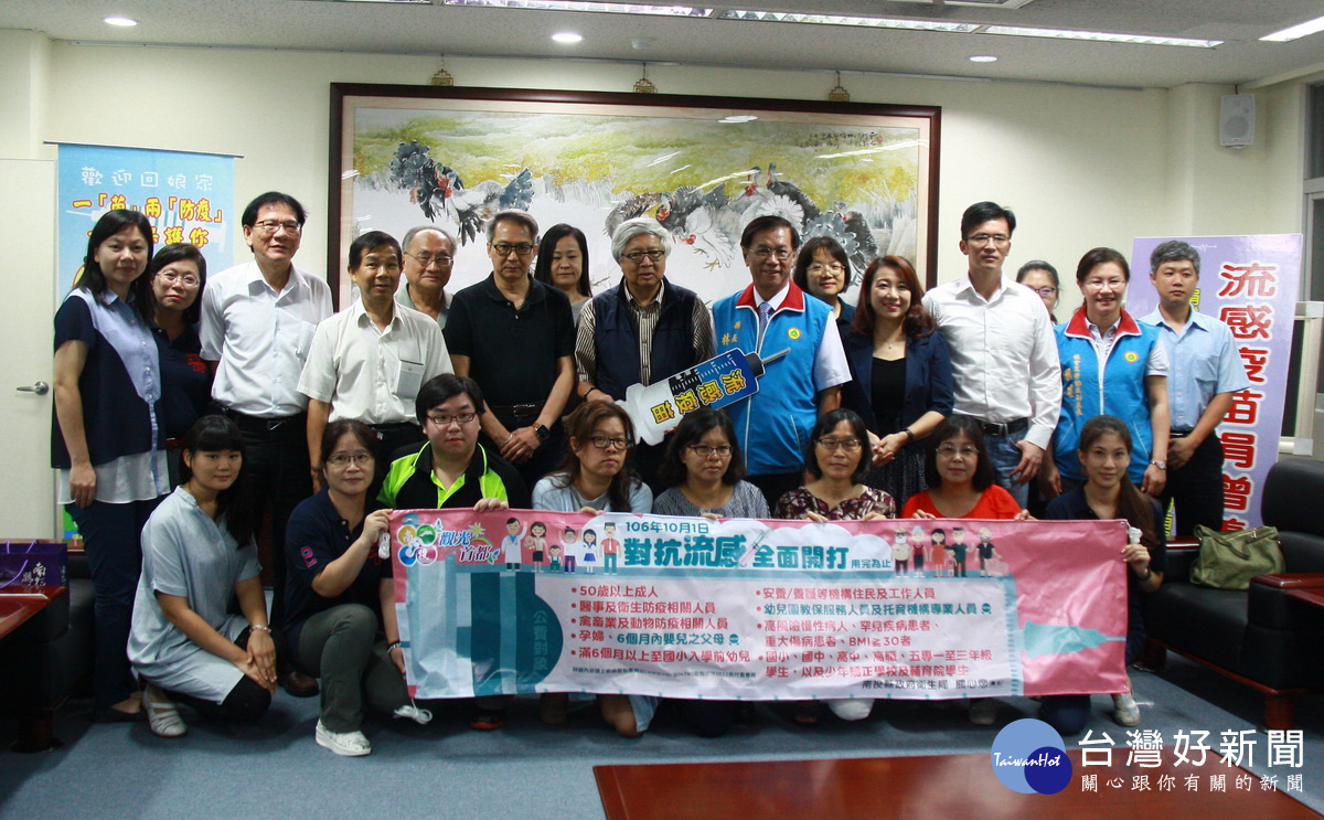 林縣長與國光留總經理及受惠機構代表等合影。(記者扶小萍攝)