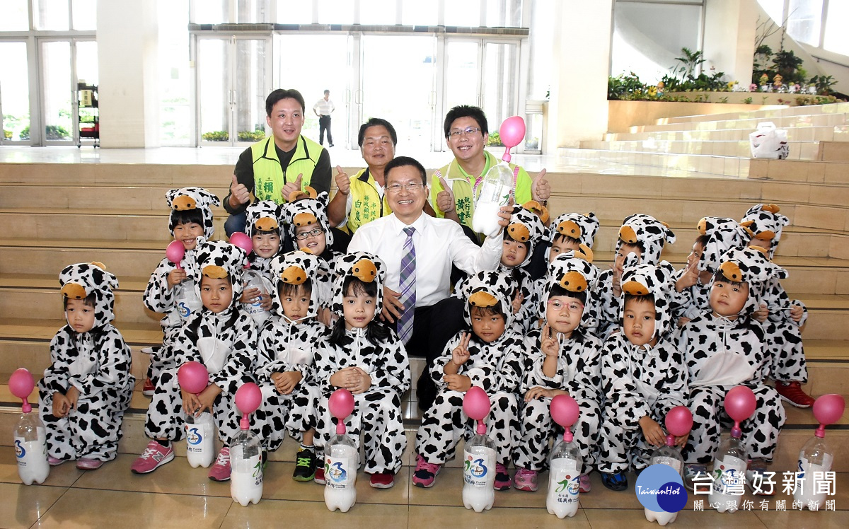 彰化乳牛節記者會,縣長魏明谷(中)與福興鄉立幼兒園小朋友合影同樂。