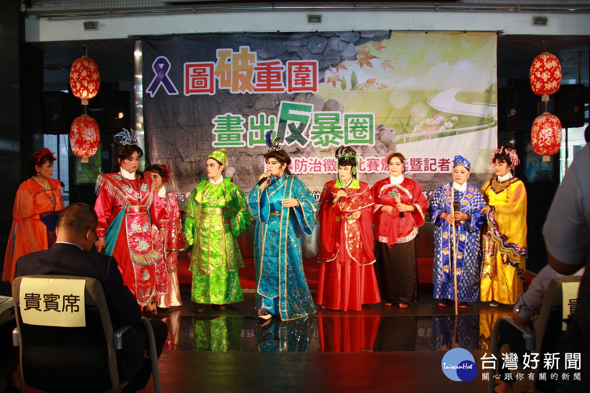 草屯御史里歌仔戲團演出宣導短劇。(記者扶小萍攝)