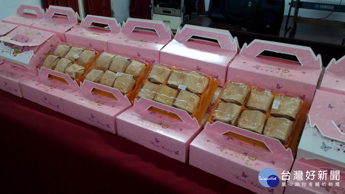 志工群製作美味鳳梨酥贈弱勢。(記者扶小萍攝)