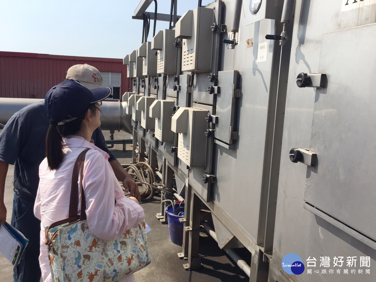 因應空氣品質不良,環保局於空品不良區域進行柴油車路邊攔查,加強污染源的控管。