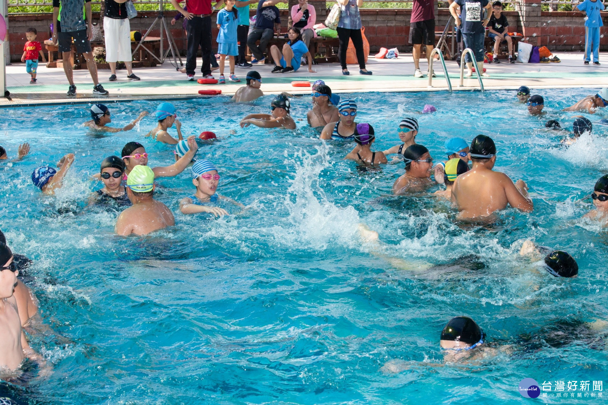 眾多選手共同參與的「水中尋寶」遊戲。
