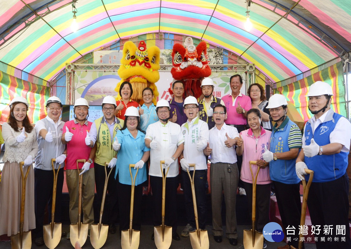 「伯公潭客家信仰圈水利景觀工程」開工典禮中,桃園市長鄭文燦與來賓們合影。