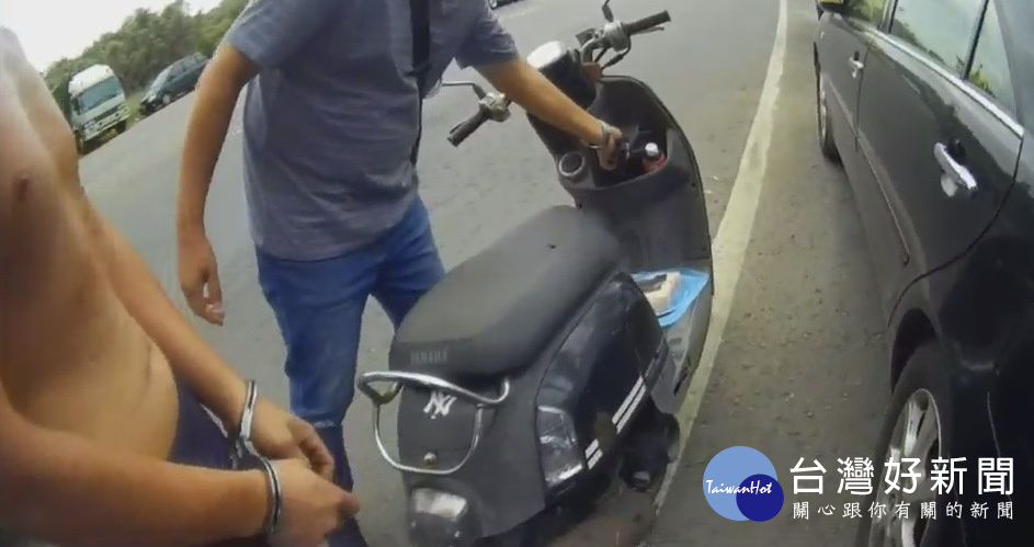 中壢分局普仁派出所員警當場逮捕王姓毒品通緝犯偷油,訊後依法移送偵辦。