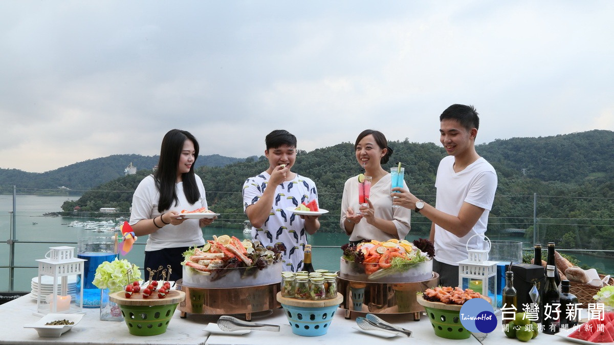 中秋佳節在景觀餐廳-Sky Lounge，賞絕佳夕照美景，品嚐頂級燒烤美食。