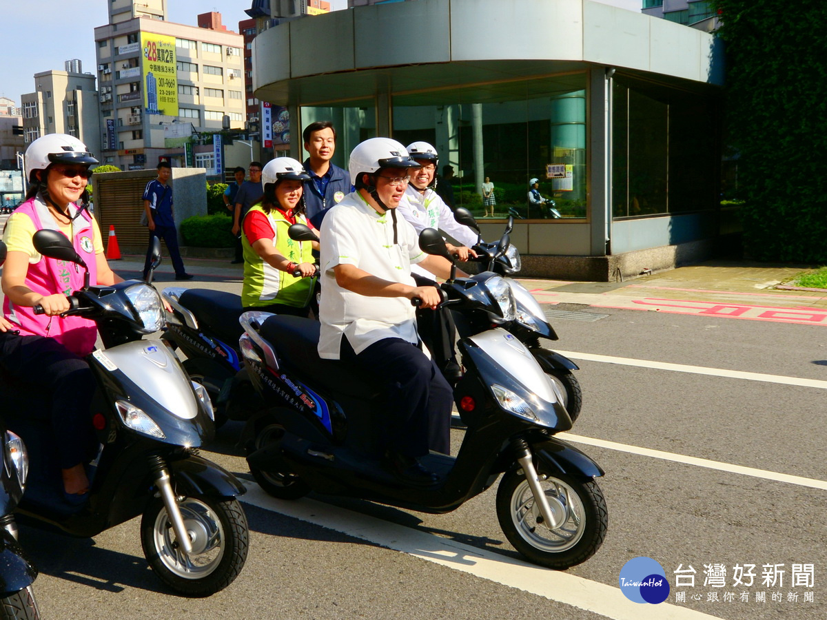 桃園市長鄭文燦在市議員陳治文、邱素芬、張肇良的陪同中試騎電動機車