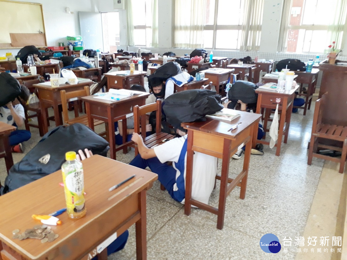 地震來時學生迅速躲入桌下。