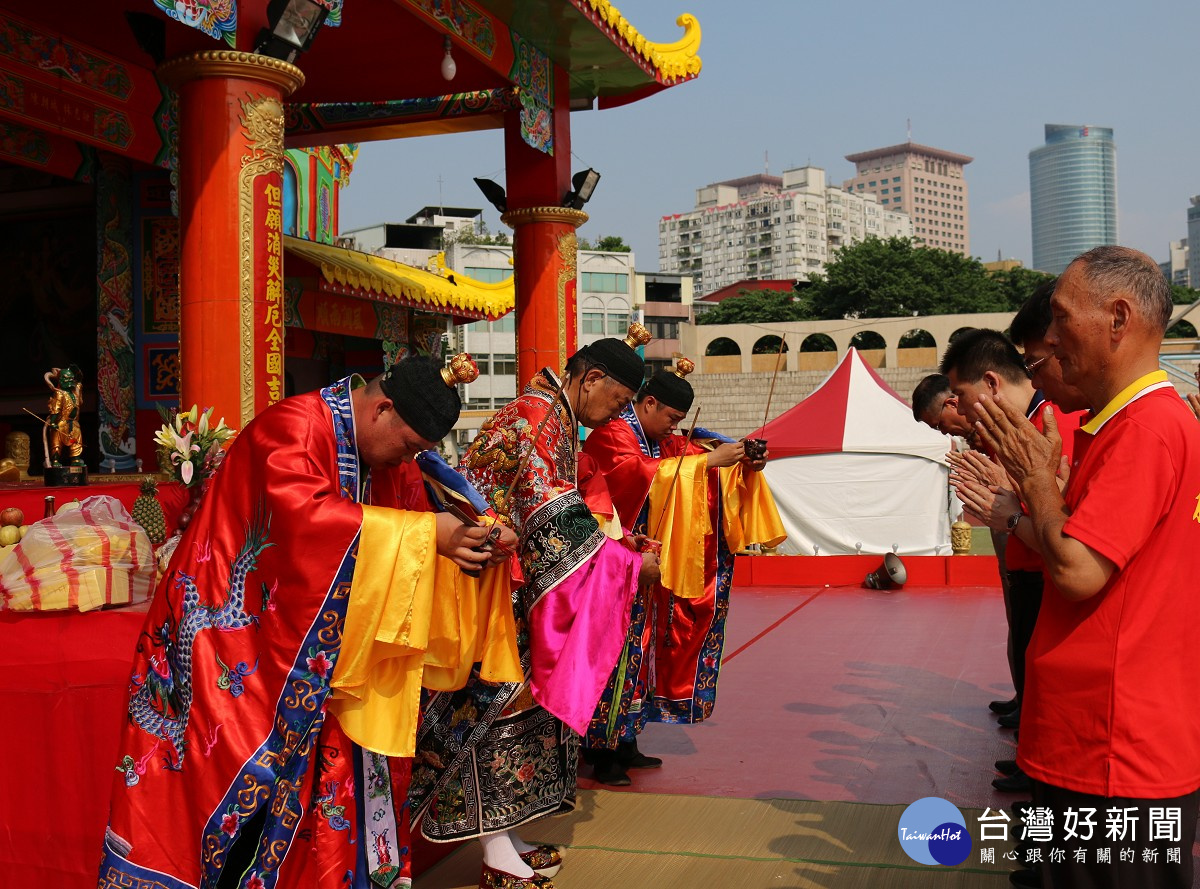 配合這次湄洲媽祖祭祀大典的規模，灑淨儀式遵照古禮，特別由象徵吉利的6位道教法師在體育場周邊舉行「合境平安」、「點兵敕符」、「安鎮五方」、「煮油淨壇」、「驅邪逐煞」、「犒賞單兵」以及「鎮守壇場」七大撒淨流程，並且繞場灑水、灑米、灑鹽，表示除穢避邪-各