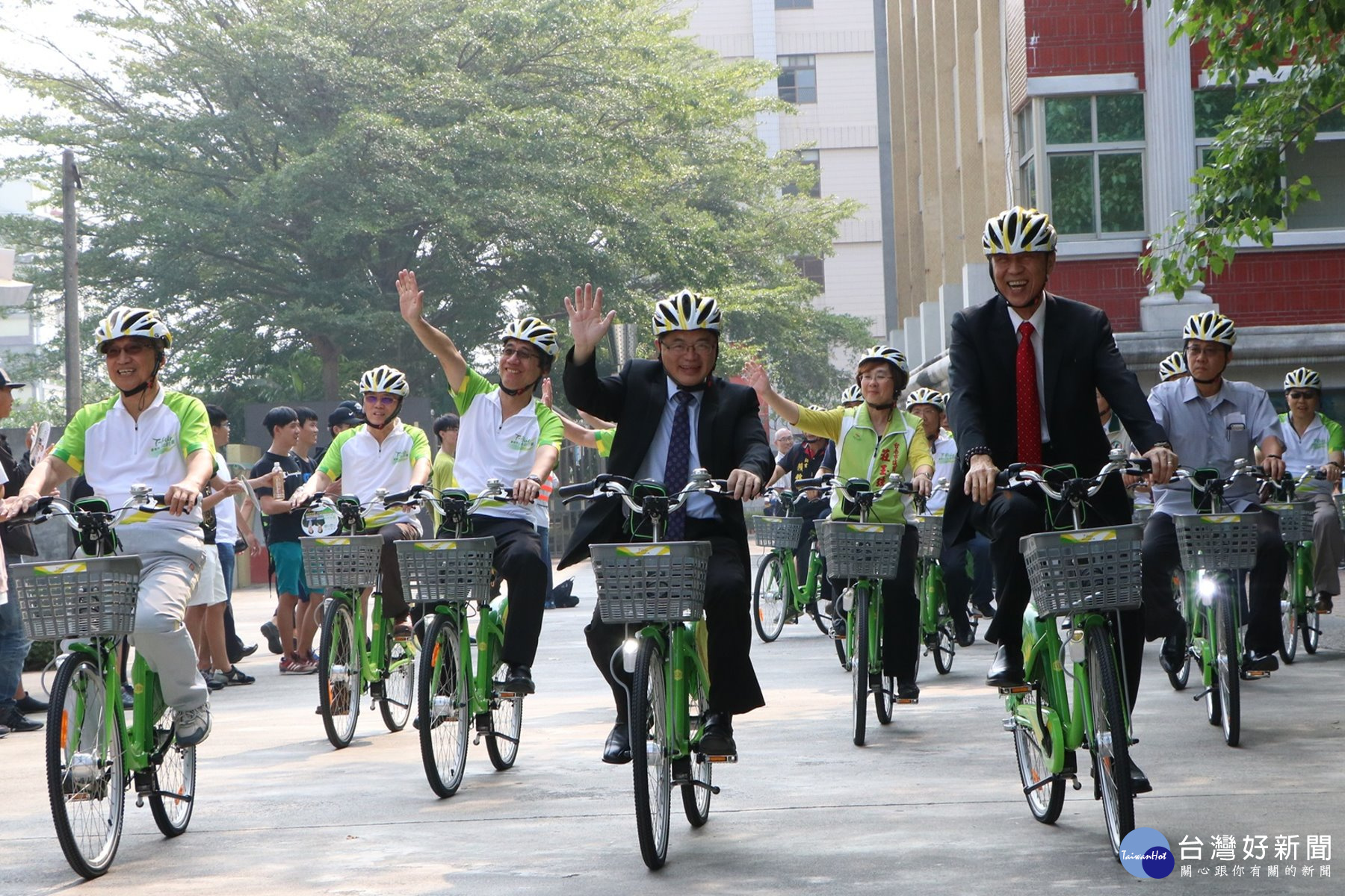 台南市代理市長李孟諺、崑山科大校長蘇炎坤等，騎著T-Bike校園巡禮，