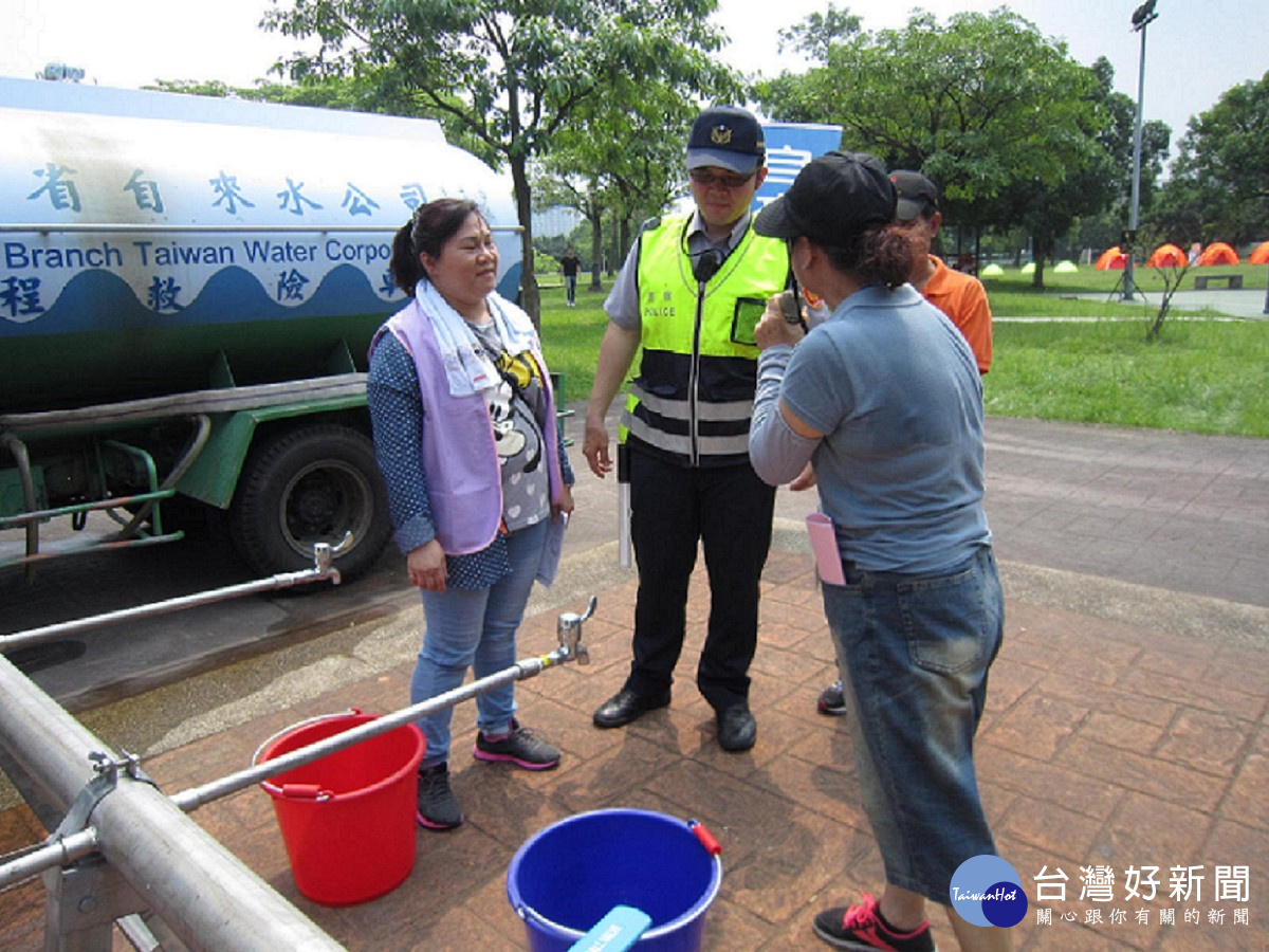 災民在水車區取水