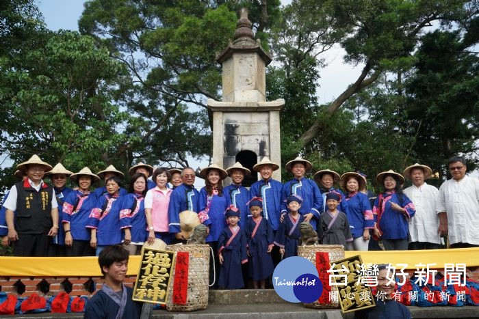 客家委員會范佐銘副主委、桃園市政府李憲明秘書長及客家事務局蔣絜安局長等人與小朋友在龍潭聖蹟亭合影。