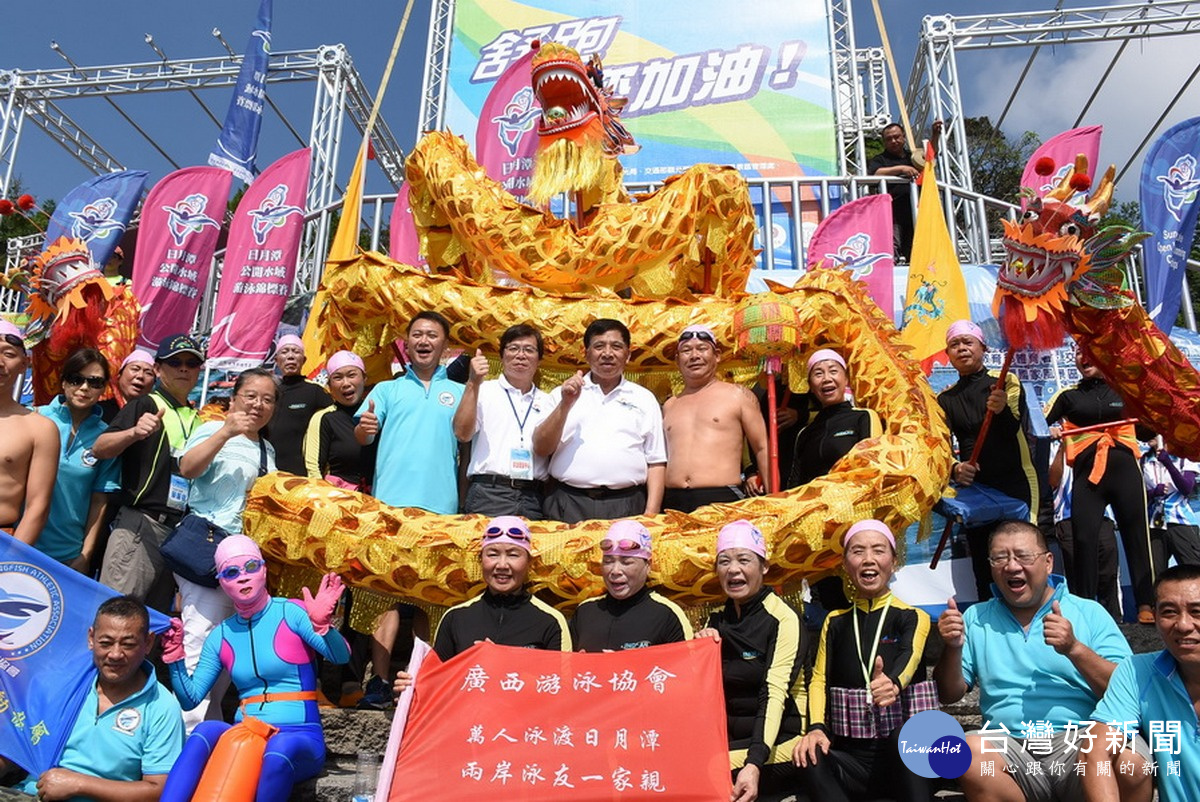 中國廣西省游泳隊所屬水陸舞龍隊前來致賀，40多位隊員陪同祥龍完成全程挑戰。