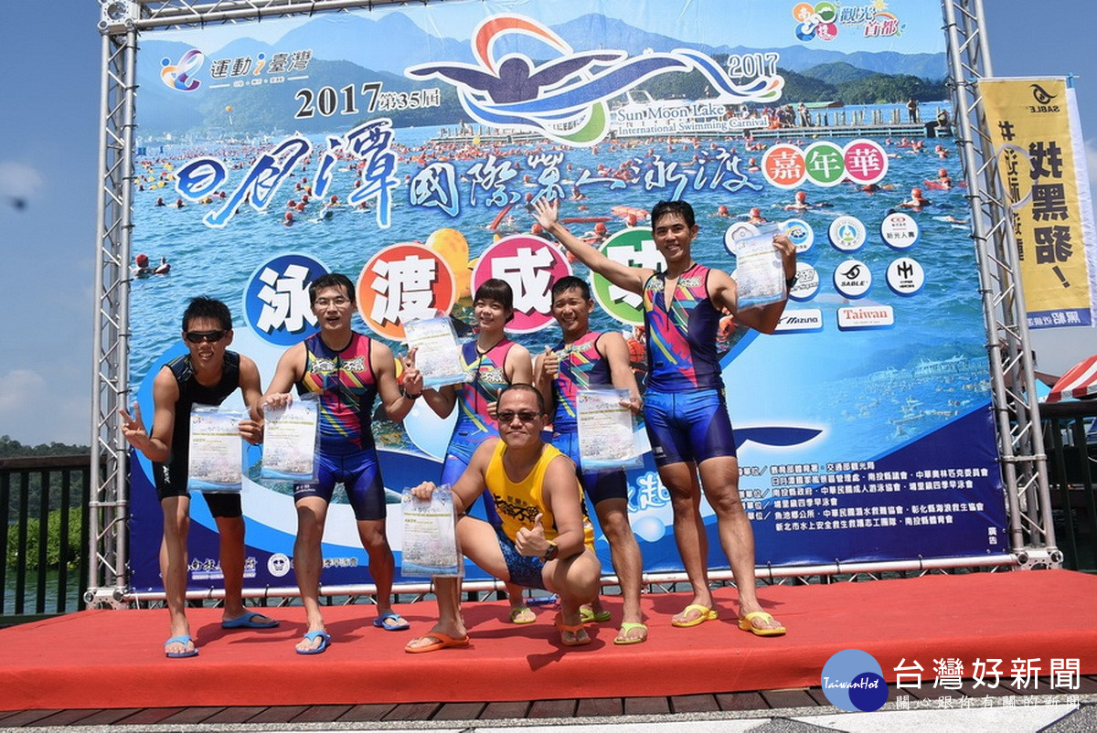 第35屆萬人泳渡挑戰組搶先登場 詹庭瑜39分42秒奪魁。