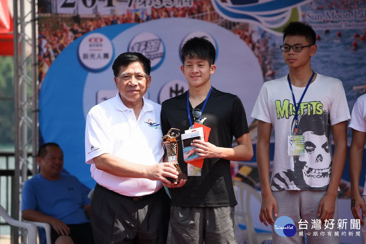 日月潭泳渡馬拉松組，卓承齊勇奪第一，副縣長頒以獎盃與獎金。