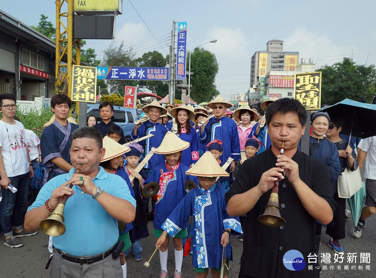 客家委員會范佐銘副主委、桃園市政府李憲明秘書長及客家事務局蔣絜安局長等貴賓與小朋友們共同送聖蹟