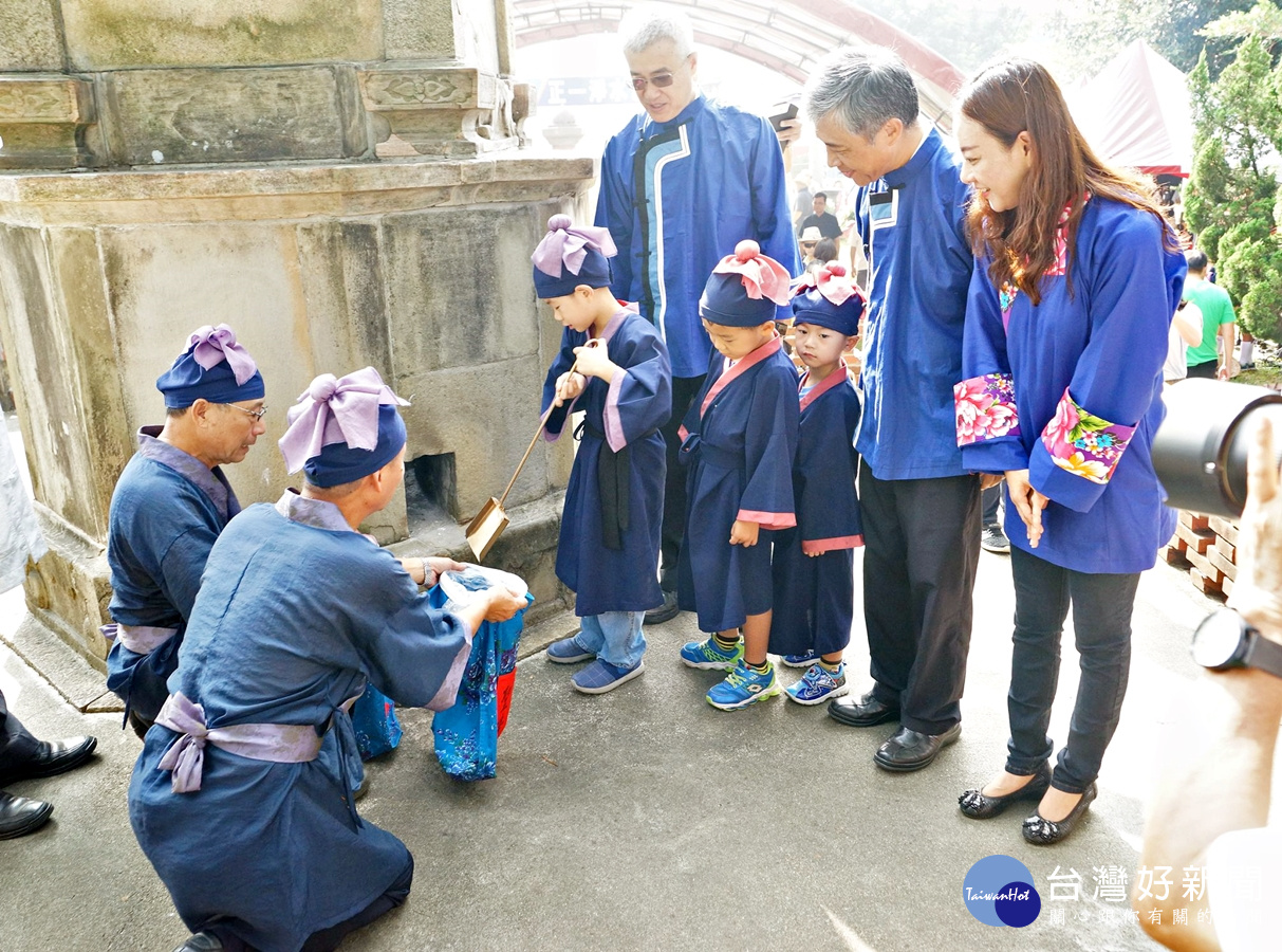 客家委員會范佐銘副主委、桃園市政府李憲明秘書長及客家事務局蔣絜安局長帶領小朋友們取聖蹟