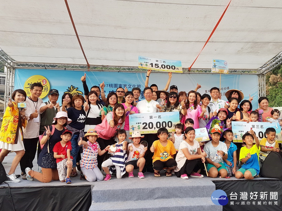 桃園市長鄭文燦頒獎給「客庄稻草藝術創作大賽」前三名得獎隊伍。