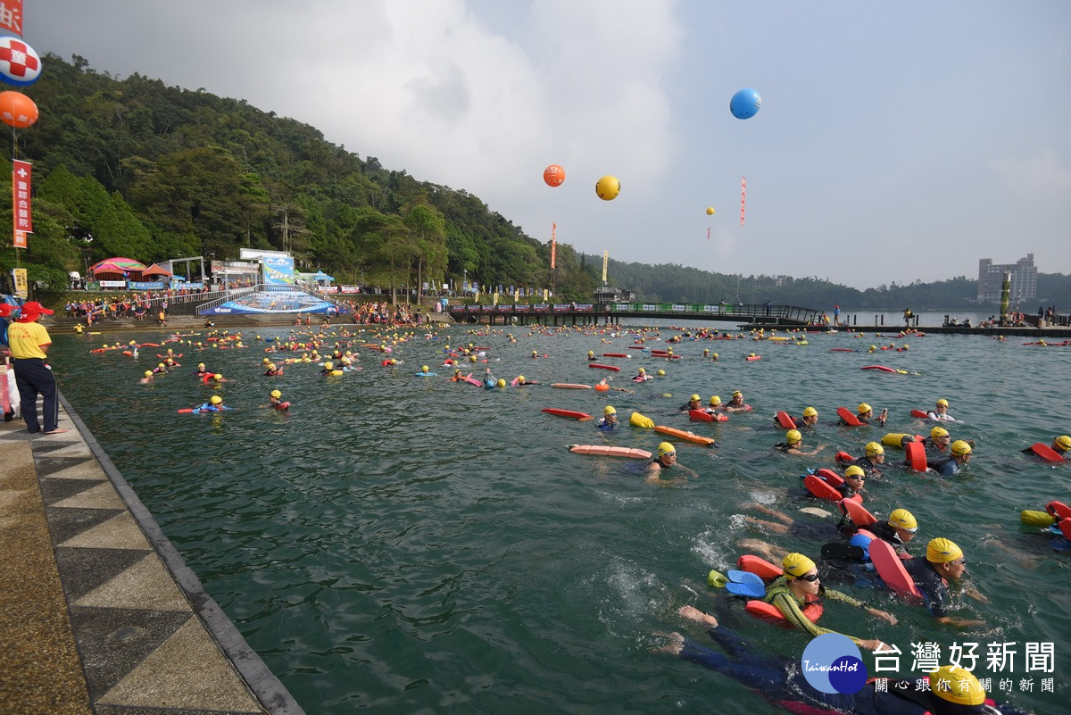 日月潭萬人泳渡19,862人熱情參與，場面壯觀。