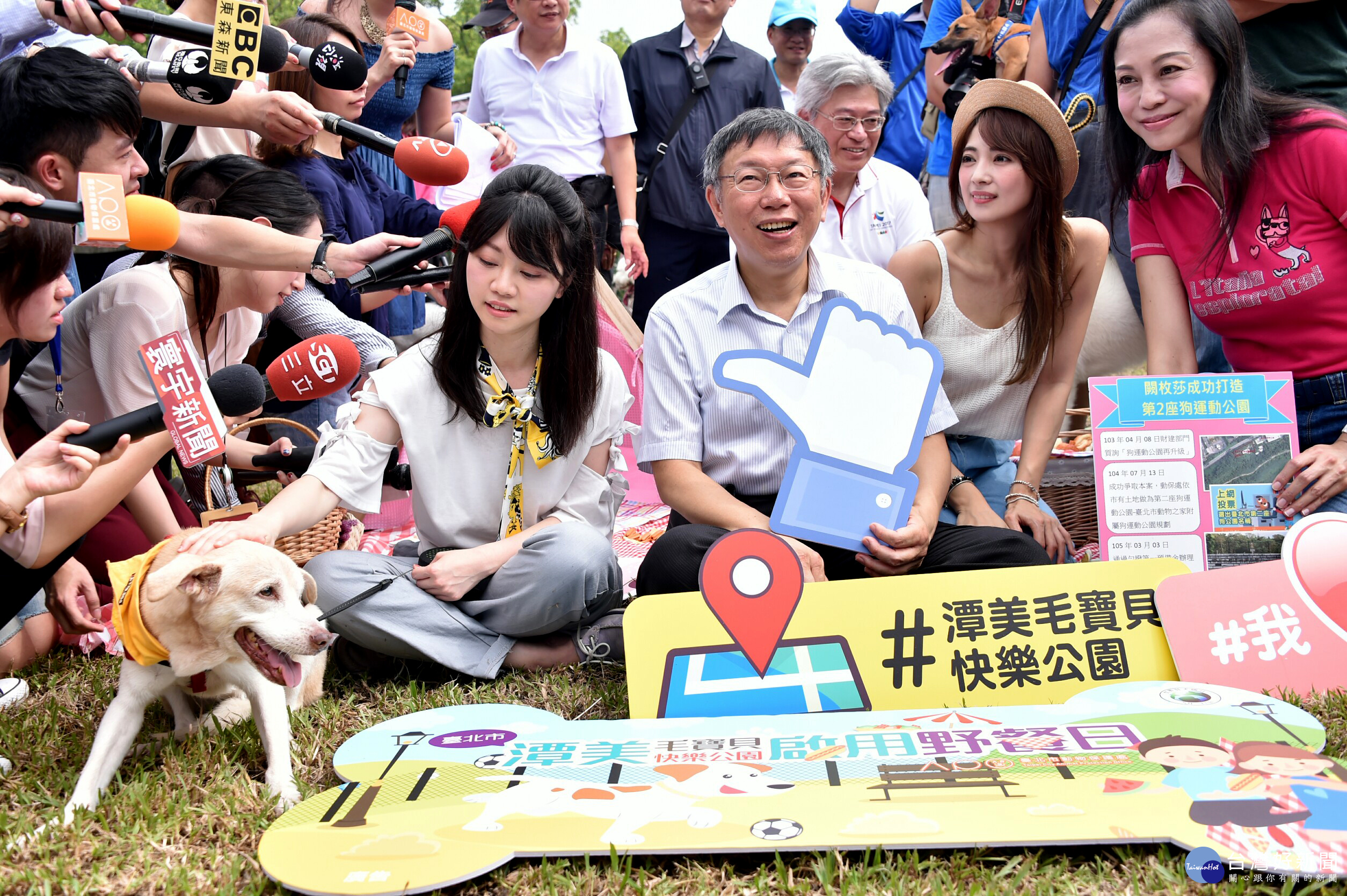 民進黨議員高嘉瑜問「要不要領養一隻」,柯文哲笑說,自己小學五年級曾養過一隻狼犬,狗去世時他哭了好多天,從此不敢再養。