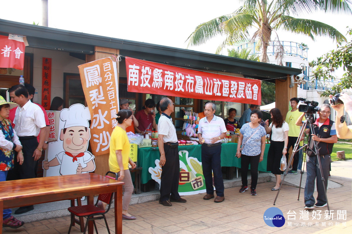 24日特別優惠滿500元贈窯烤麵包。(記者扶小萍攝)